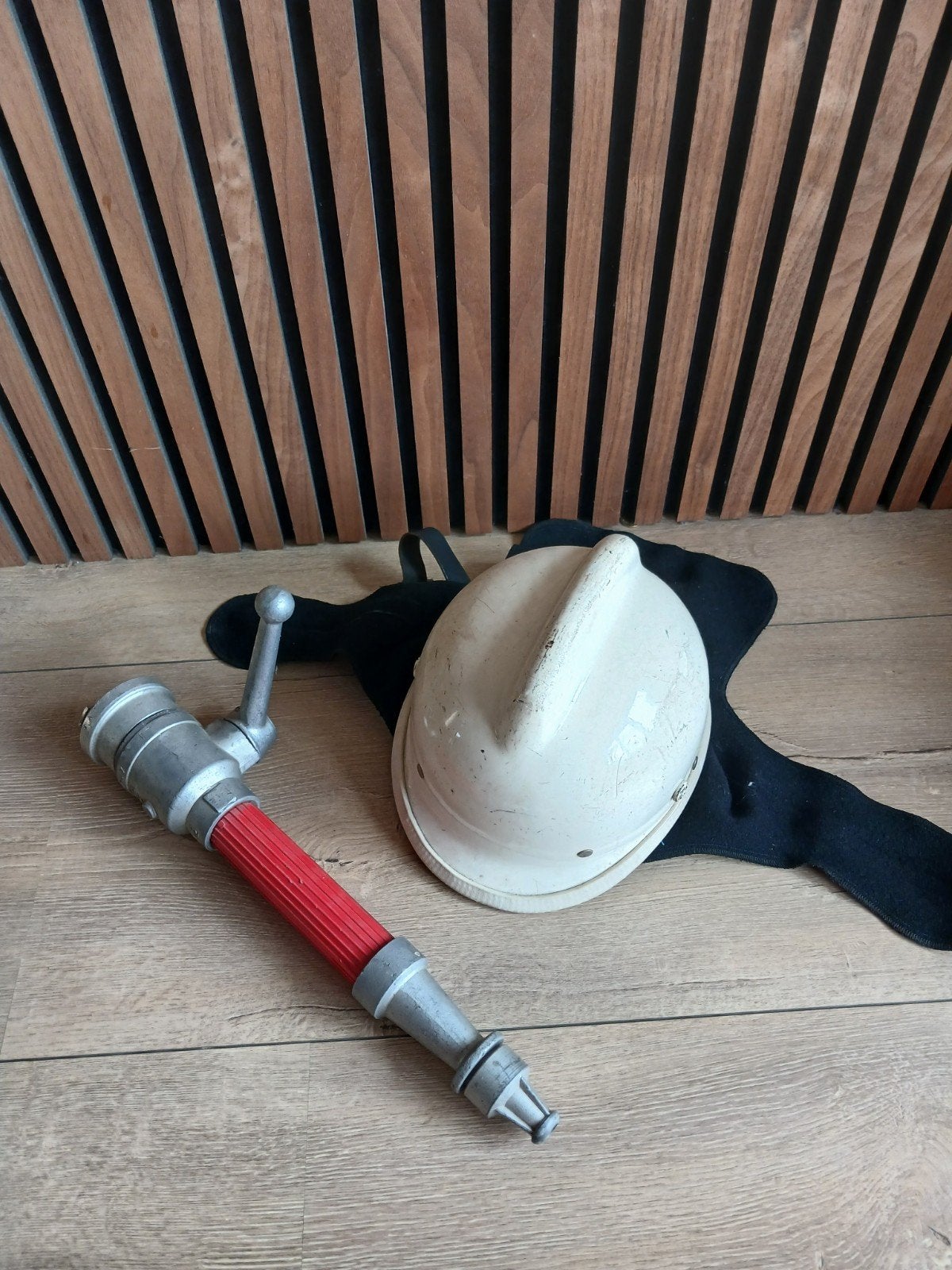 Vintage brandweerhelm en straalpijp, Ophalen, Gebruikt