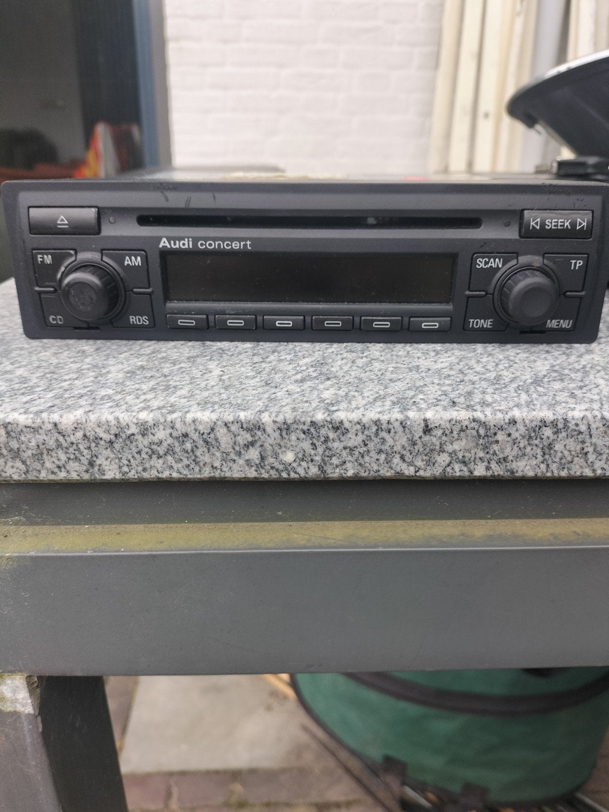 Audi A2 concert 2 radio/CD orgineel., Auto diversen, Ophalen, Gebruikt