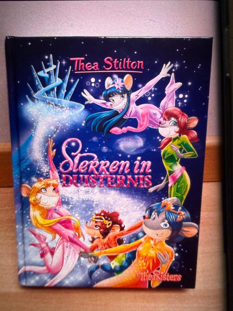 Thea Stilton - Sterren in Duisternis (Thea Sisters) nieuw, Boeken, Ophalen of Verzenden, Nieuw, Fictie