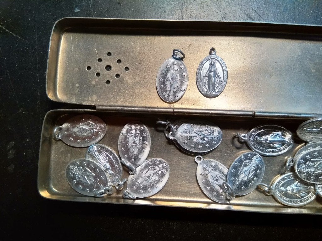 Partij van 22 vintage Wonderdadige Medailles, Verzenden