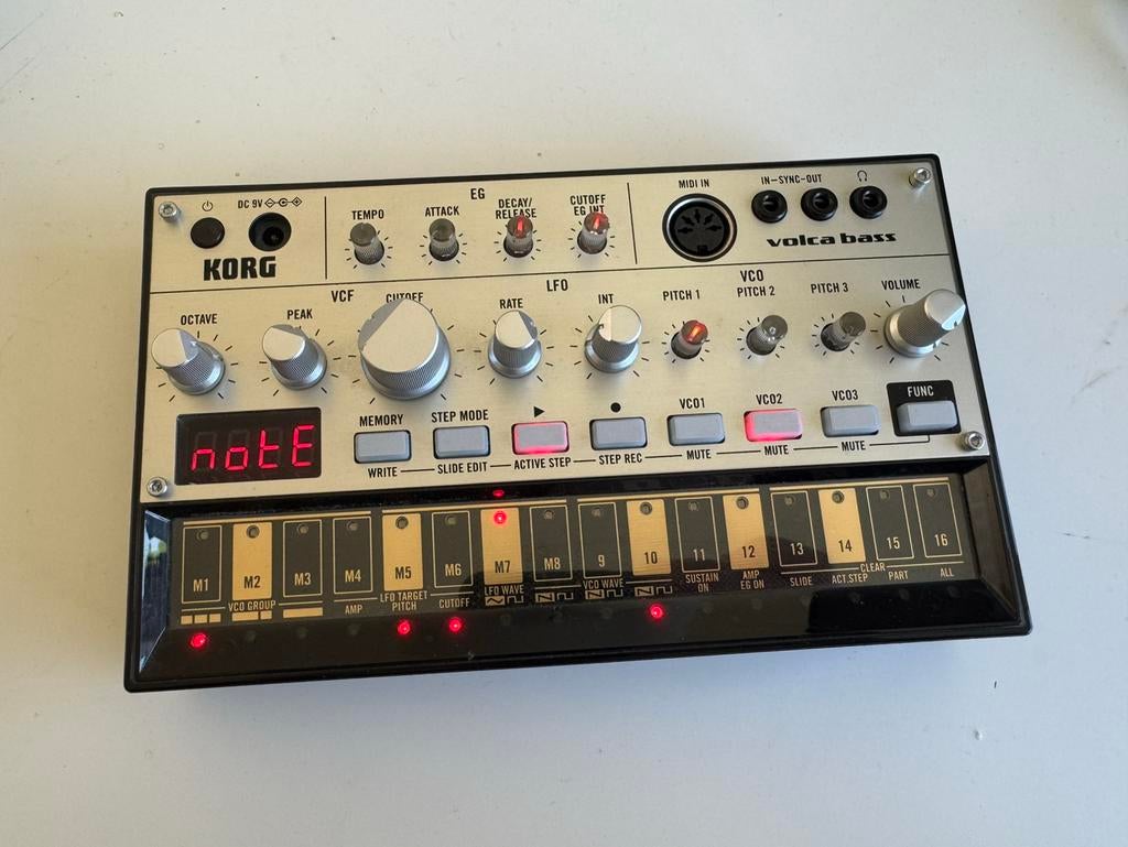 Korg Volca Bass synthesizer - perfecte staat, Muziek en Instrumenten, Synthesizers, Ophalen of Verzenden, Zo goed als nieuw, Overige aantallen
