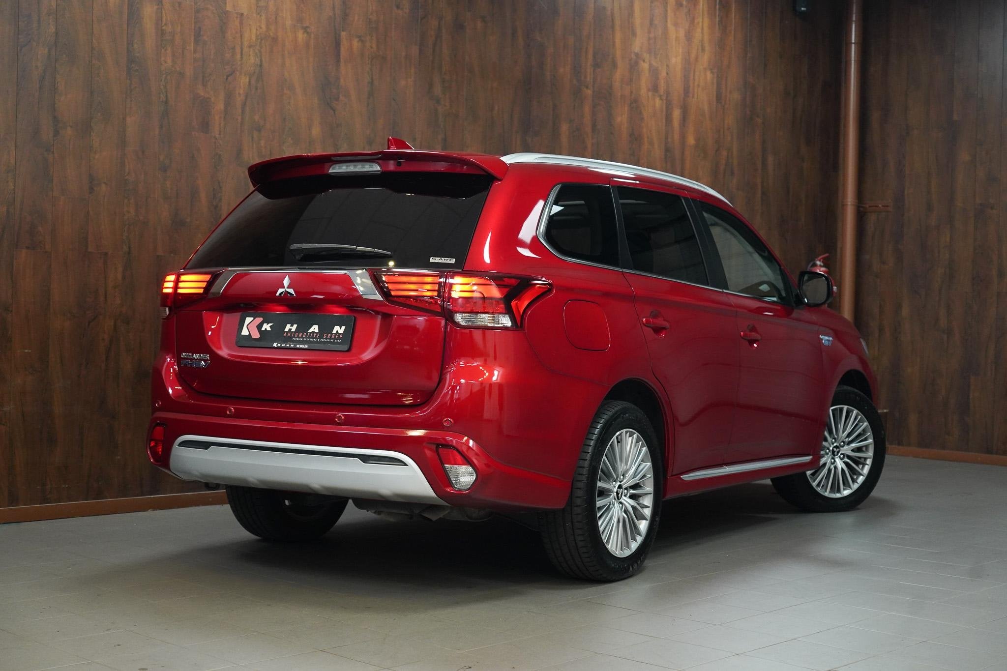 Mitsubishi Outlander 2.4 PHEV Intense+ Panorama|CarPlay|4WD|, Auto's, Automaat, Parkeersensor, Euro 6, 4 cilinders