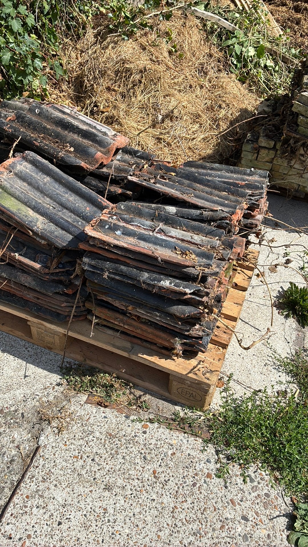 Pallet met dakpannen   het is een oude soort, Ophalen, Steen of Klei, Zwart, Dakpannen
