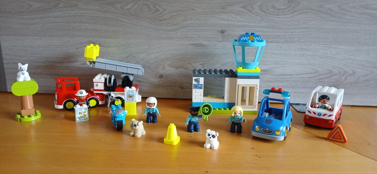Duplo hulpdiensten set, Kinderen en Baby's, Speelgoed | Duplo en Lego, Ophalen of Verzenden, Zo goed als nieuw, Complete set, Duplo