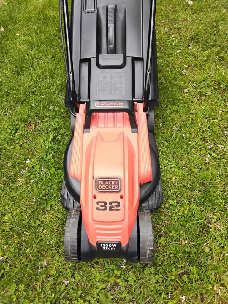 Black+Decker Elektrische Grasmaaier 1200W 32cm, Tuin en Terras, Grasmaaiers, Ophalen, Cirkelmaaier, Elektrische grasmaaier, Black+Decker