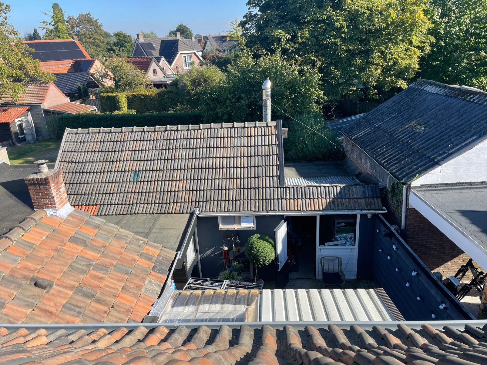 +/- 530 Dakpannen en nokvorsten grijs gratis, Doe-het-zelf en Verbouw, Ophalen, Gebruikt, Steen of Klei, 15 m² of meer