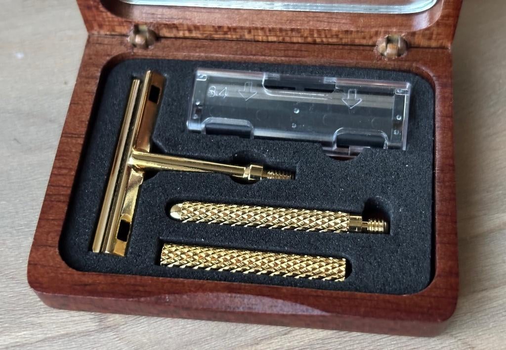 Reisset Scheerset Goudkleurig met spiegel NIEUW, Antiek en Kunst, Ophalen of Verzenden