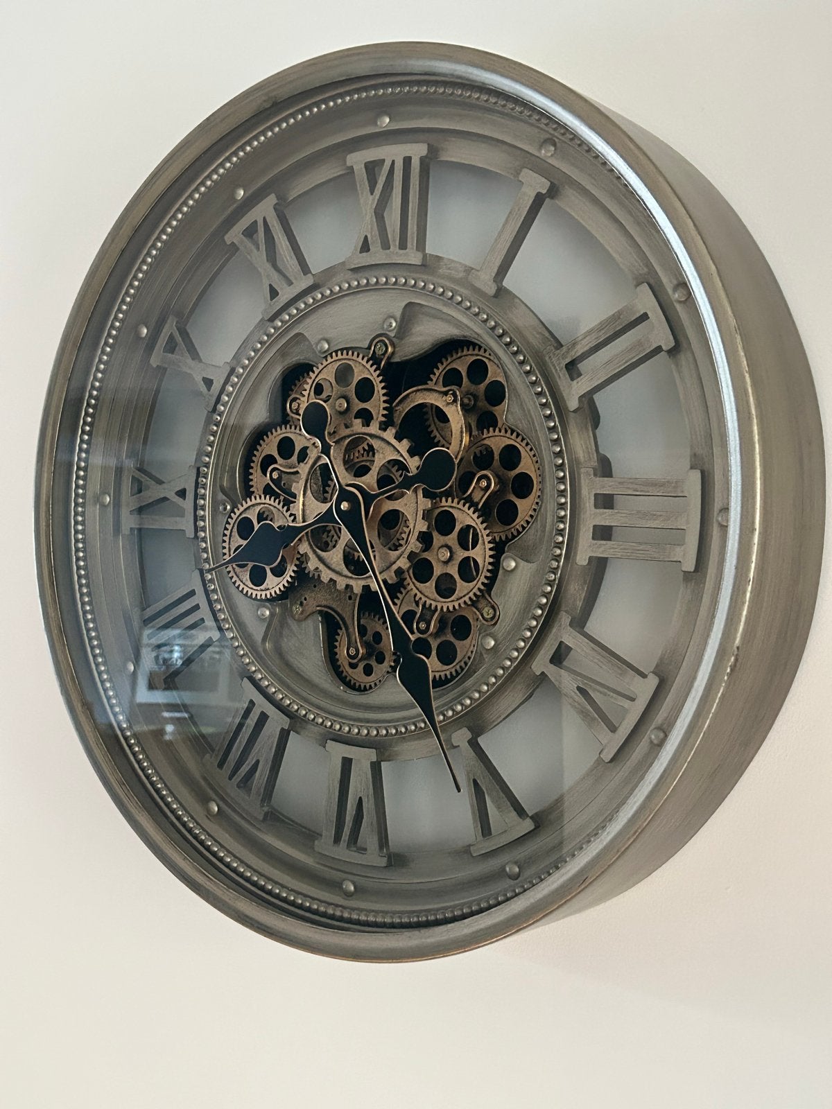 Bronzen Wandklok met Zichtbaar Uurwerk en Draaiende Tandwiel, Huis en Inrichting, Woonaccessoires | Klokken, Ophalen, Bruin, Analoog