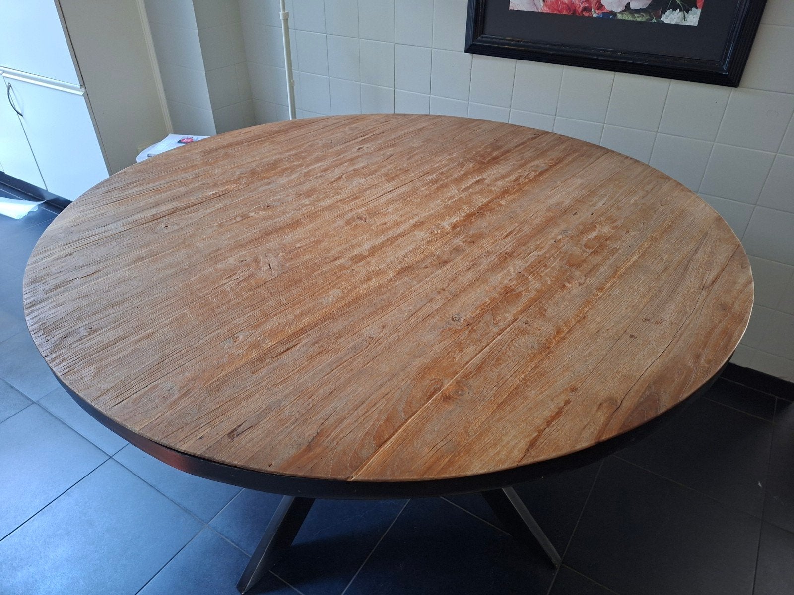 Mooie ronde teaktafel 140cm met ijzeren band., Ophalen, Zo goed als nieuw, 75 – 100, 100 tot 150 cm