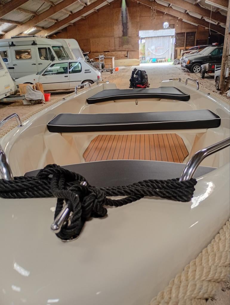 Leuke motor boot . Visboot tourboot amigo 400, Watersport en Boten, Ophalen, Zo goed als nieuw, Minder dan 10 pk, Tot 6 meter