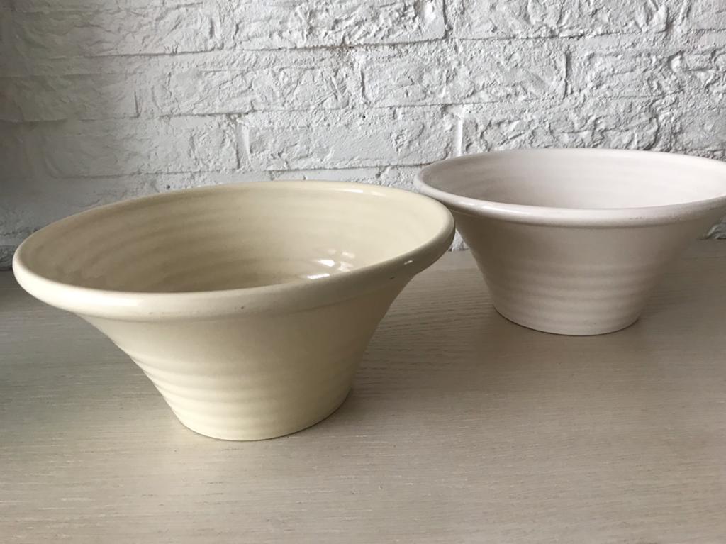 2 creme kleurige BLOEMPOTTEN ( schalen), Ophalen, Rond, Binnen, Zo goed als nieuw