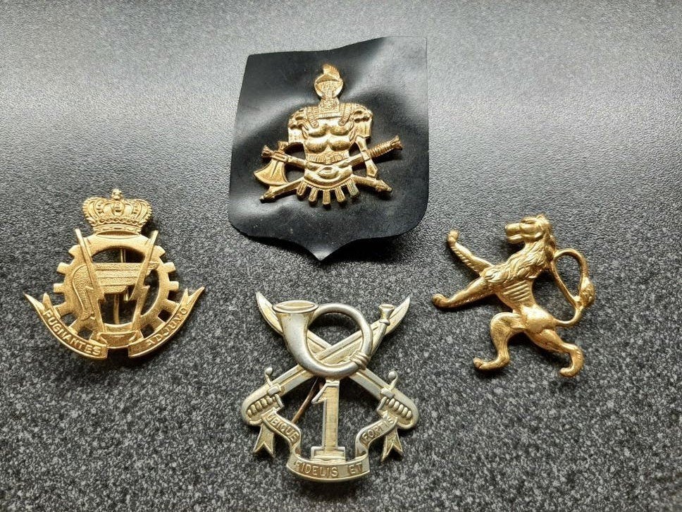 België  - 4  emblemen  divers., Verzamelen, Militaria | Algemeen, Ophalen of Verzenden, Landmacht, Overige gebieden, Embleem of Badge
