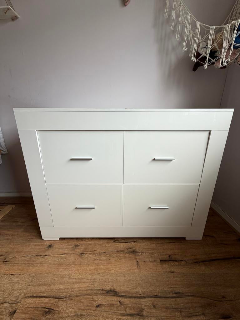 Hoogglans witte commode, Kinderen en Baby's, Kinderkamer | Commodes en Kasten, Ophalen, 50 tot 70 cm, 100 cm of meer, Zo goed als nieuw