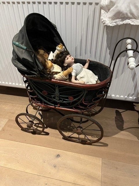 Antieke poppenwagen met 4 porseleinen poppen, Ophalen, Gebruikt, Pop