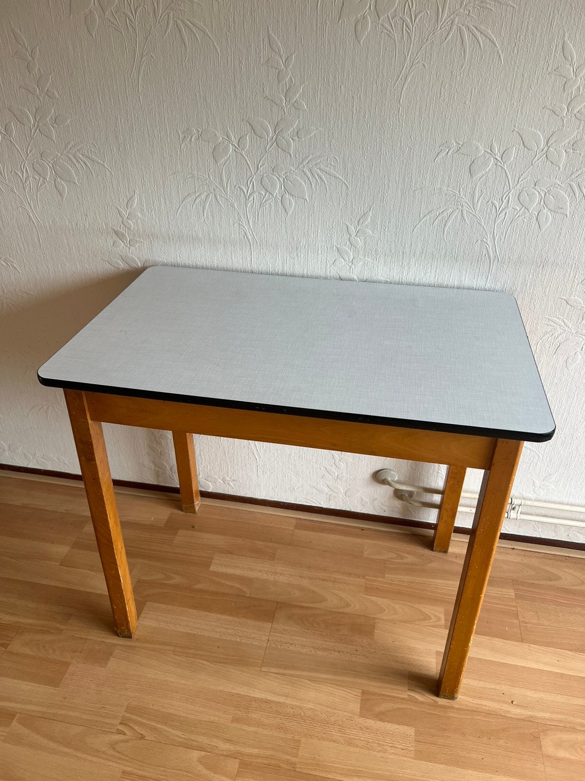 Te Koop : Vintage Formica Tafeltje Tafel Hout Jaren 70, Ophalen, 50 tot 100 cm, Tot twee personen, 50 tot 100 cm