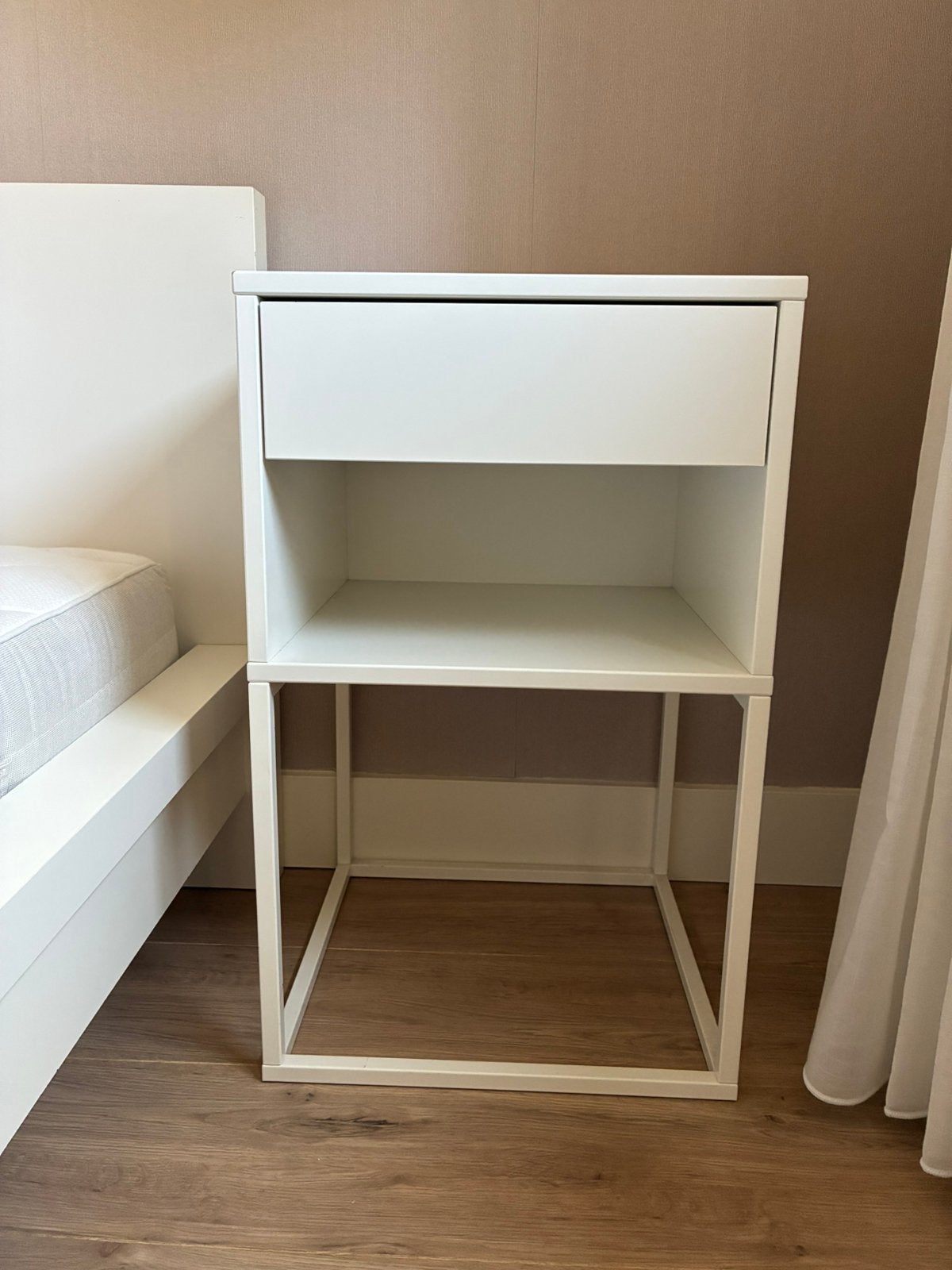 Nachtkastje (2x) IKEA Vikhammer, Ophalen, Zo goed als nieuw, Minder dan 45 cm, Minder dan 55 cm