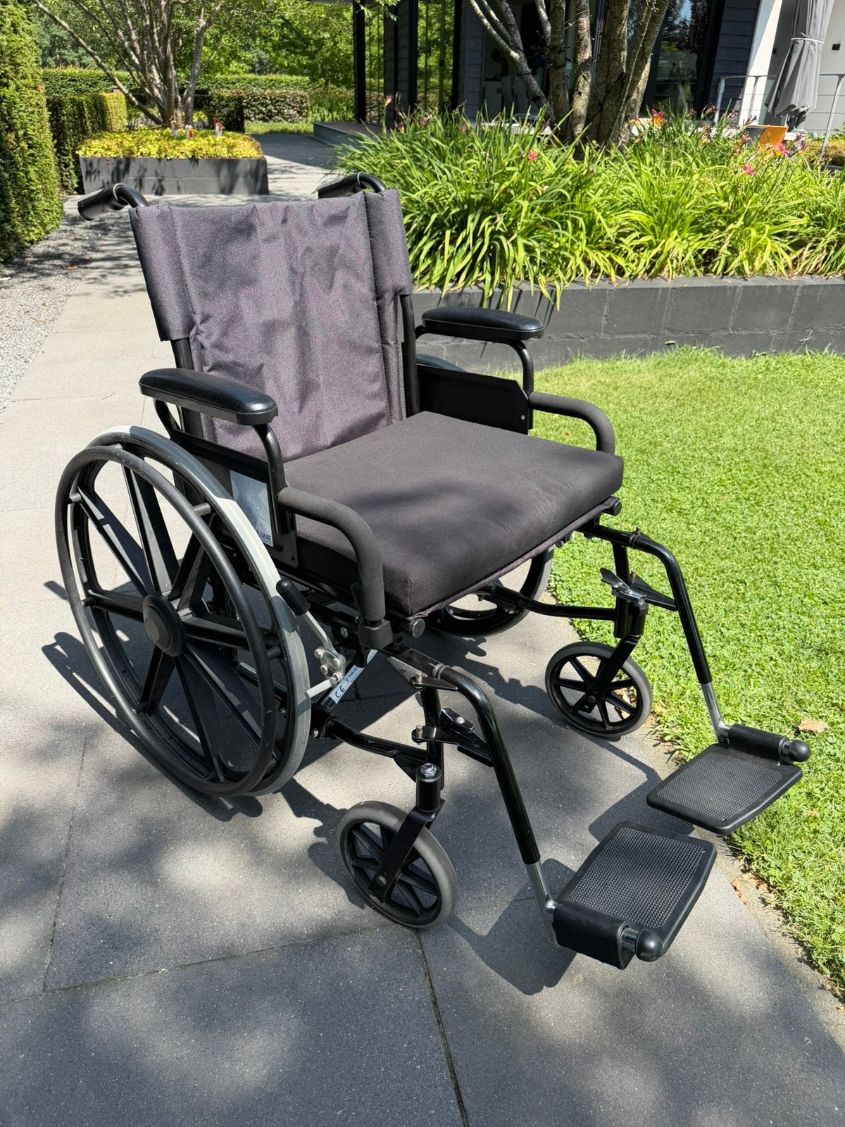 Thuasne opvouwbare rolstoel – zitbreedte 50 cm, Ophalen of Verzenden, Zo goed als nieuw, Duwrolstoel