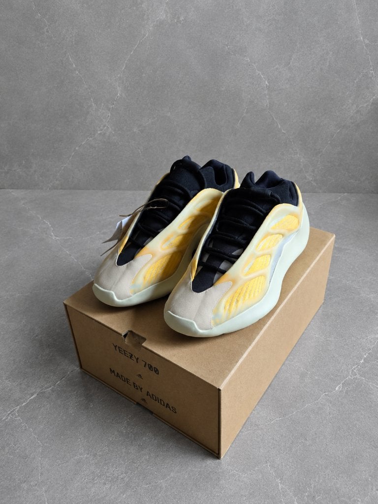 Adidas Yeezy 700 V3 Mono Safflower EU 41⅓ UK 7.5 OG Box, Overige kleuren, Verzenden, Nieuw, Sneakers of Gympen