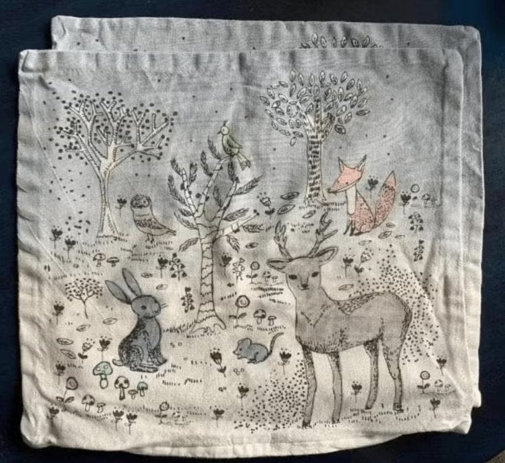 2x kussenhoes dieren; 35 x 40 cm; vos, hert, muis, konijn, Ophalen of Verzenden, Zo goed als nieuw, Grijs, Rechthoekig