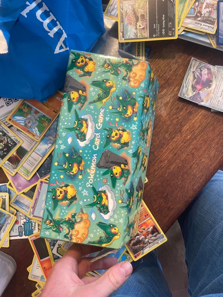 rayquaza poncho Game Box  DeckBoxes - Rayquaza & Pikachu, Ophalen of Verzenden, Zo goed als nieuw, Overige typen