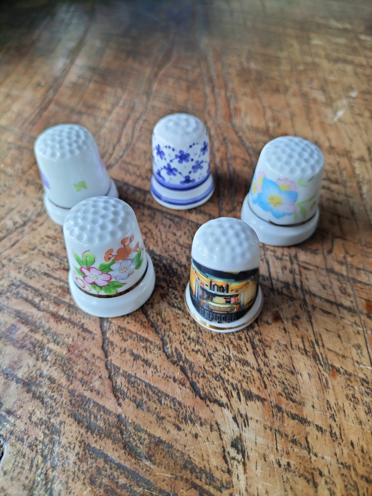 Set van 5 porseleinen vingerhoeden met diverse patronen, Ophalen of Verzenden, Gebruikt