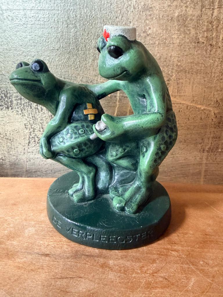 Grappig beeldje van kikkers: De Verpleegster, Verzamelen, Beelden en Beeldjes, Ophalen of Verzenden