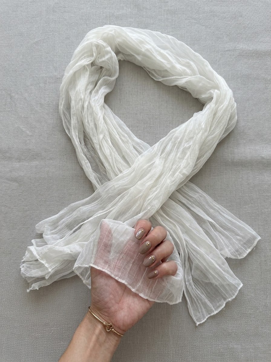 Luchtige, witte sjaal met een fijne gekreukelde textuur, Kleding | Dames, Ophalen of Verzenden, Zo goed als nieuw, Maat 46/48 (XL) of groter