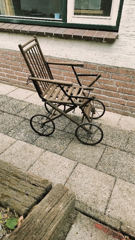 Antiek decoratief rolstoeltje, Ophalen