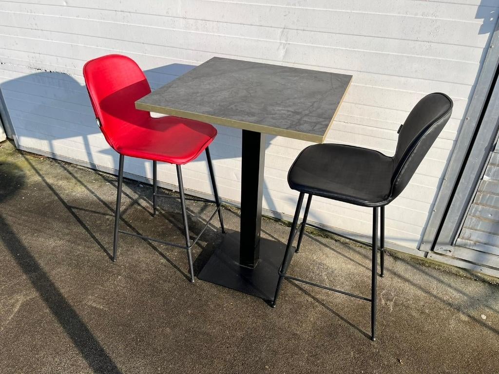 4 stuks halfhoge horeca barkrukken met tafels marmerlook, Huis en Inrichting, Barkrukken, Ophalen, Met voetsteun, 60 tot 90 cm