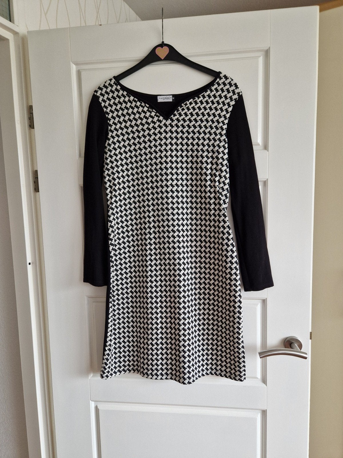 Te koop nieuwe zwart/witte jurk, merk True Spirit, maat M., Maat 38/40 (M), Zwart, Nieuw, Ophalen of Verzenden