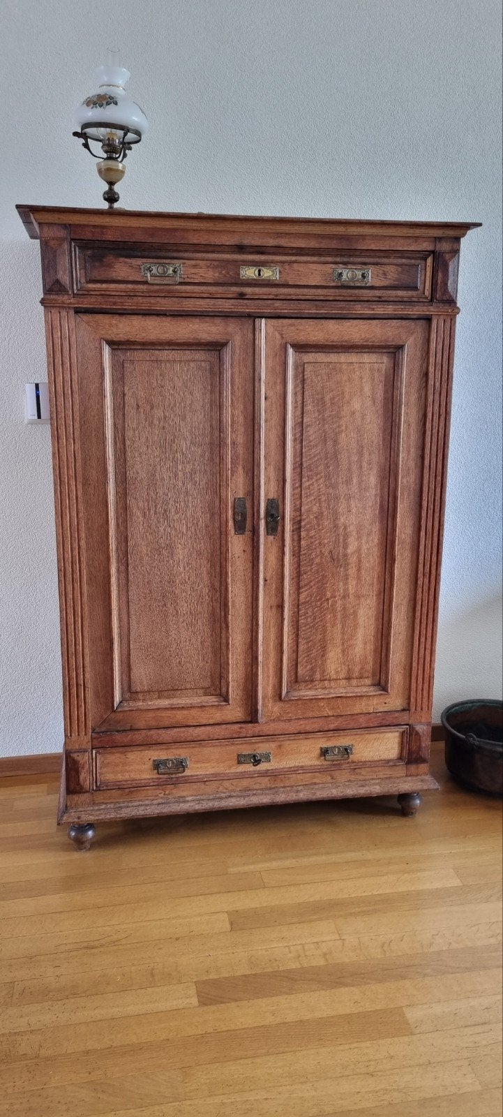 Eikenhouten kast, Ophalen