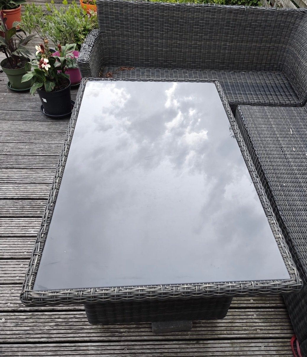 Glazen tuintafel net riet in goede staat, Tuin en Terras, Tuintafels, Ophalen of Verzenden, Zo goed als nieuw, Rechthoekig, Wicker