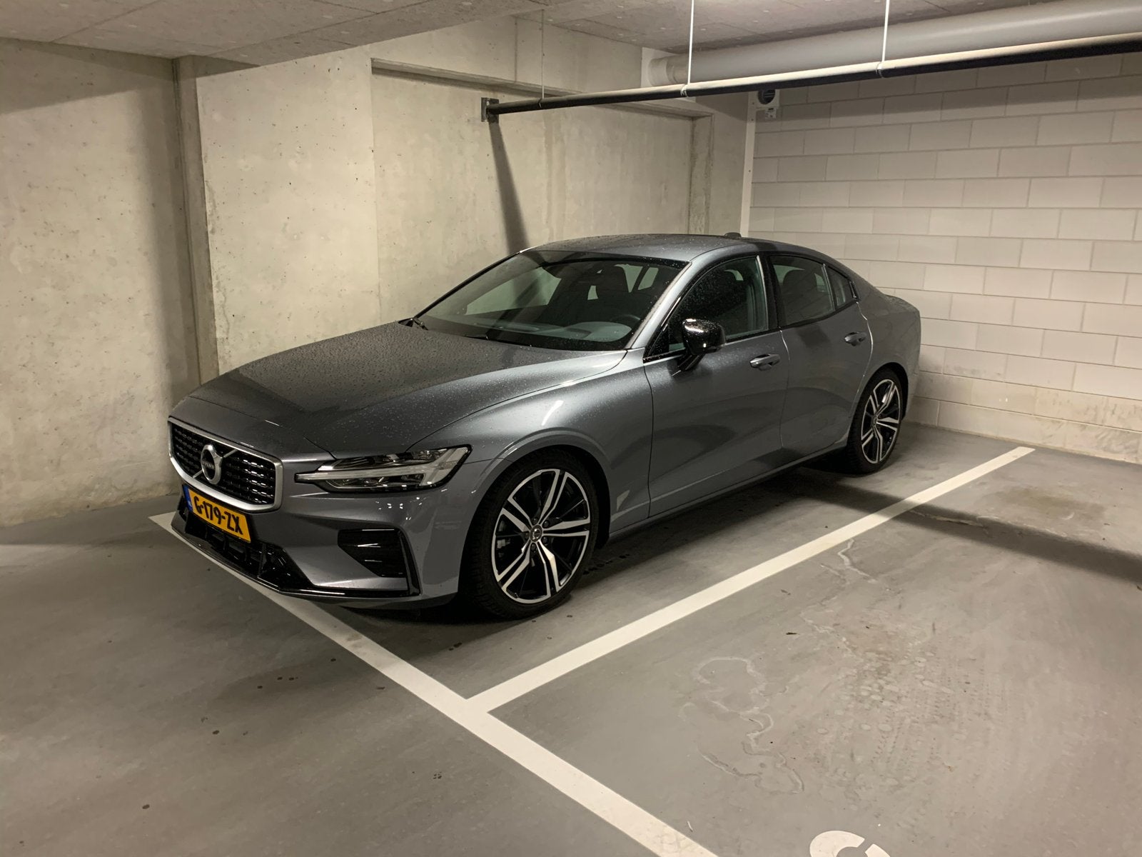 Parkeerplaat inpandige parkeer garage, Utrecht