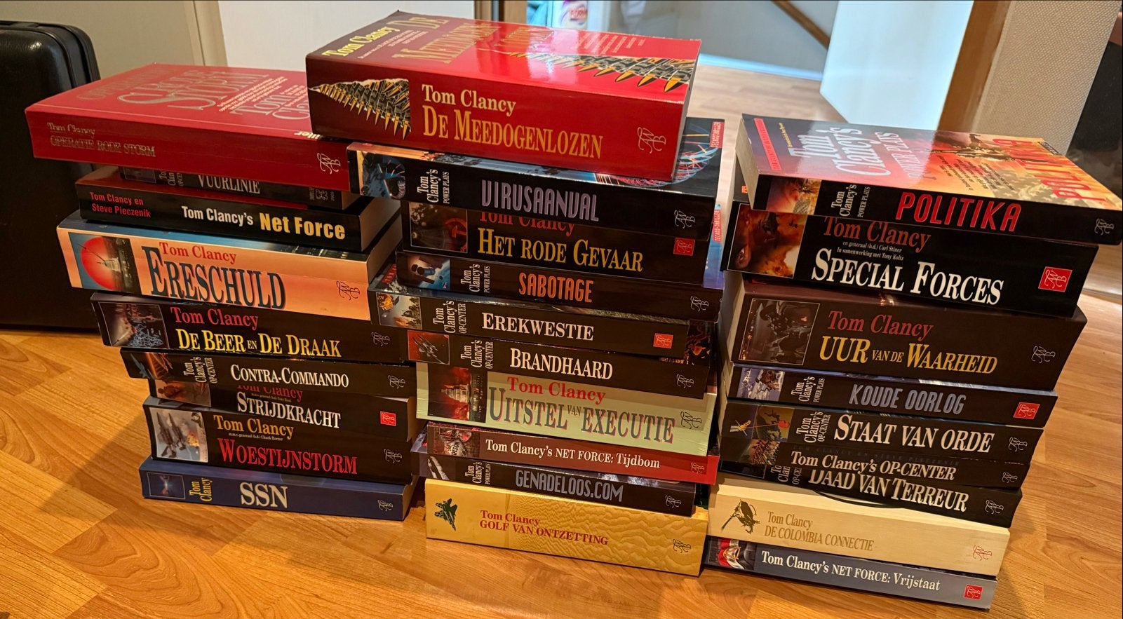28 Tom Clancy boeken - Thrillers en Spionage, Ophalen, Gelezen, Nederland
