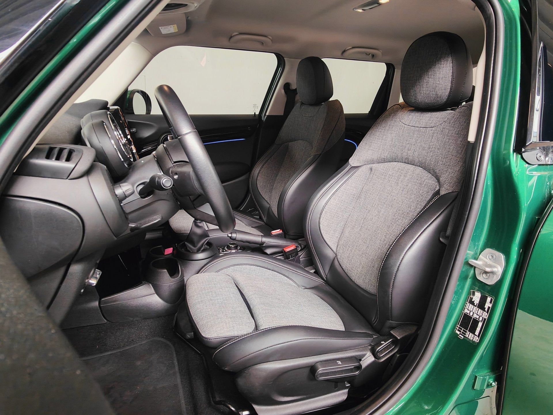Mini One 1.5 Business Edition NAVI CARPLAY SPORTSTOELEN, Voorwielaandrijving, Gebruikt, Leder en Stof, Handgeschakeld