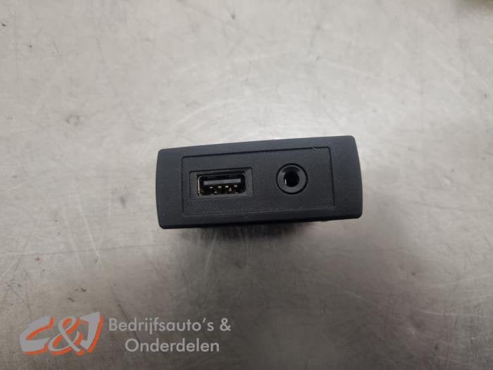 AUX/USB aansluiting van een Mercedes Vito, Gebruikt, -, Ophalen of Verzenden, -