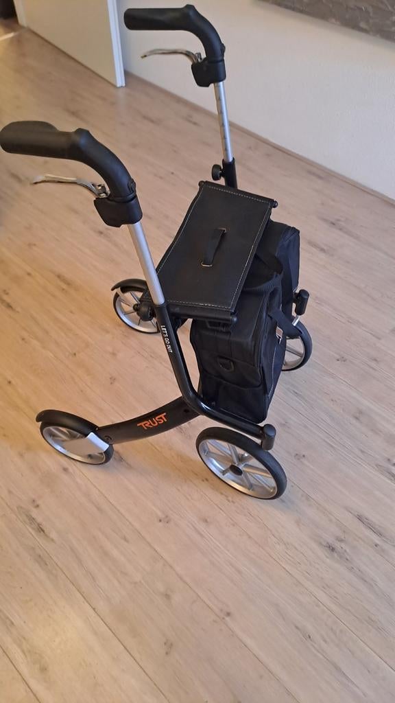 Trustcare lichtgewicht rollator let's go out met tas, Diversen, Ophalen of Verzenden, Lichtgewicht