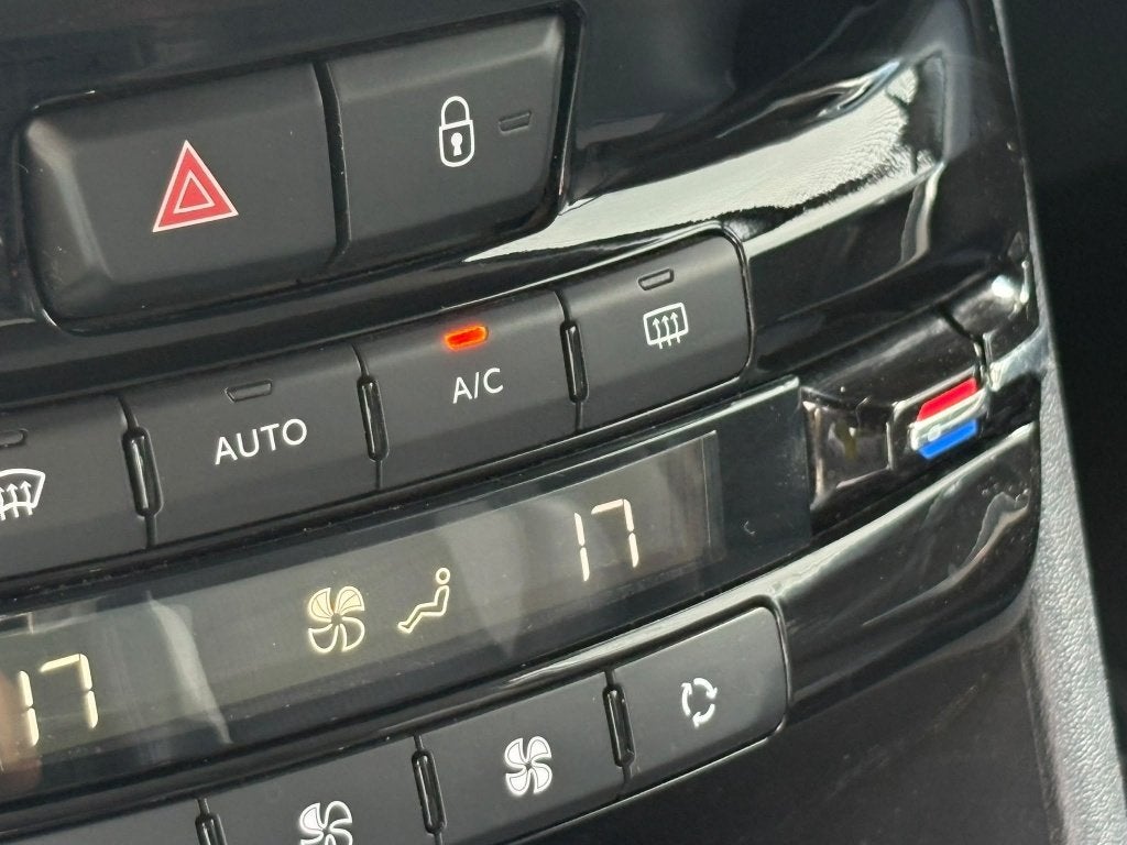 Foto 22 van Peugeot 2008 1.2 PureTech Allure Distributie V.V AUTOMAAT Xe
