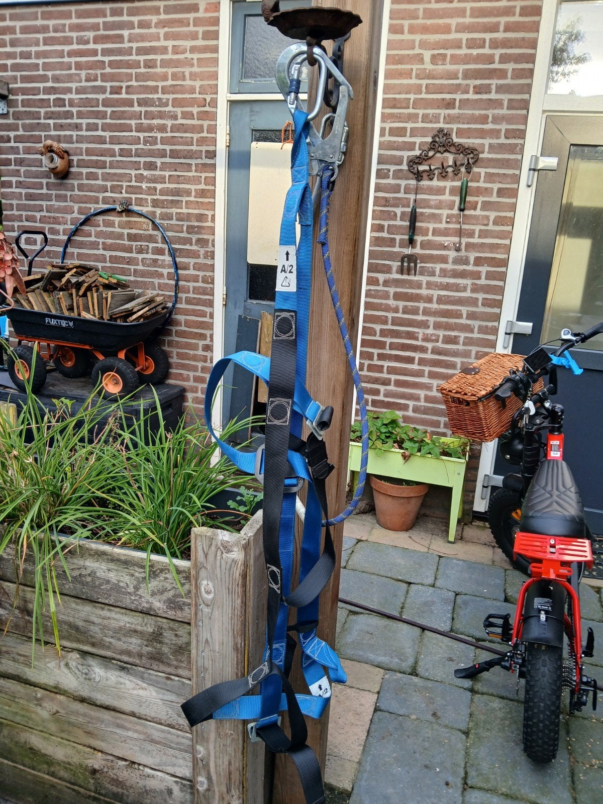Klimharnas met karabiner en touw - Zo goed als nieuw, Sport en Fitness, Ophalen of Verzenden, Zo goed als nieuw, Klimsport-accessoire