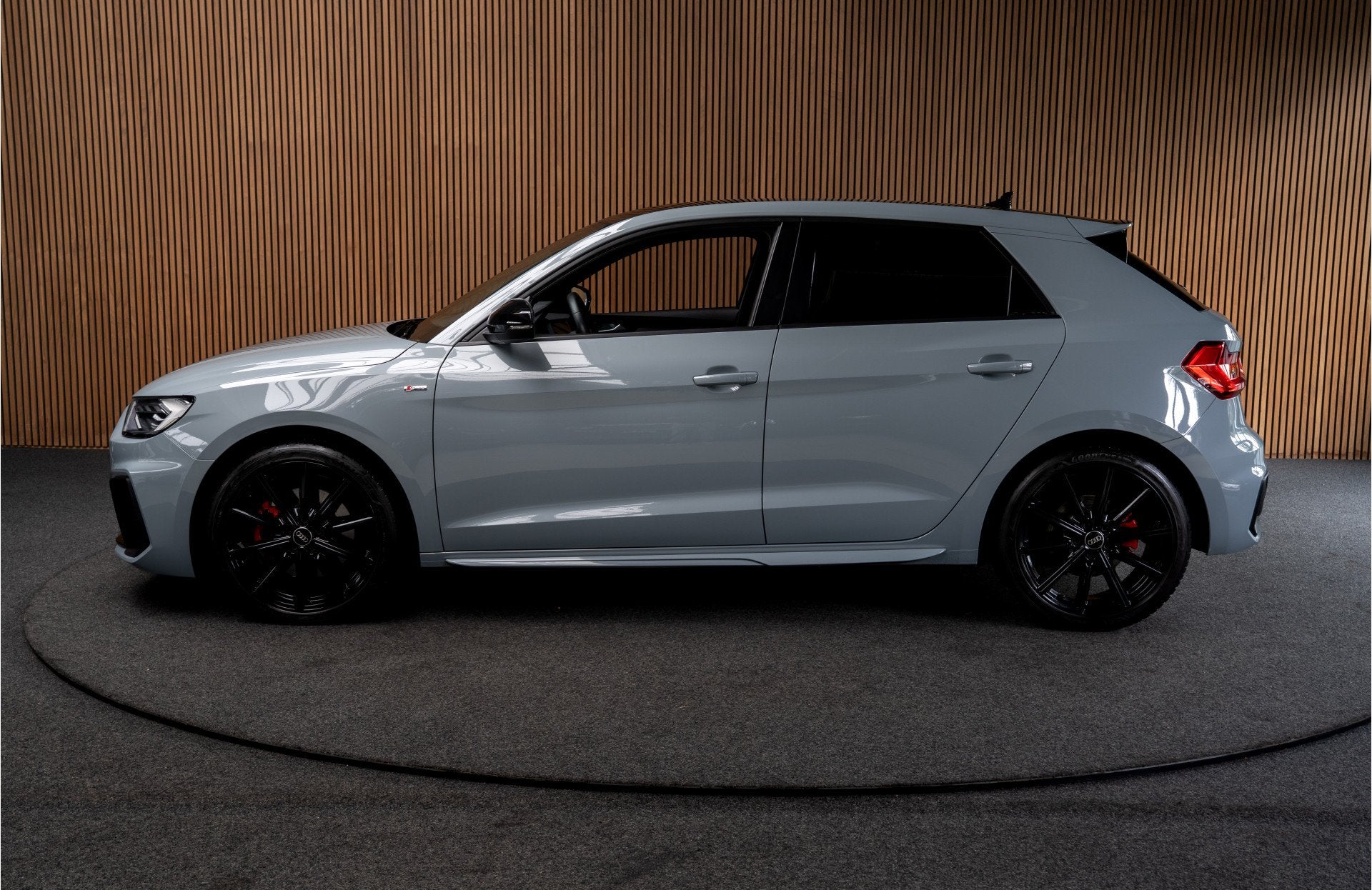 Audi A1 Sportback 40 TFSI S- Line Leder Camera Navi Virtual, Dealer onderhouden, 4 cilinders, 1984 cc, Leder en Stof