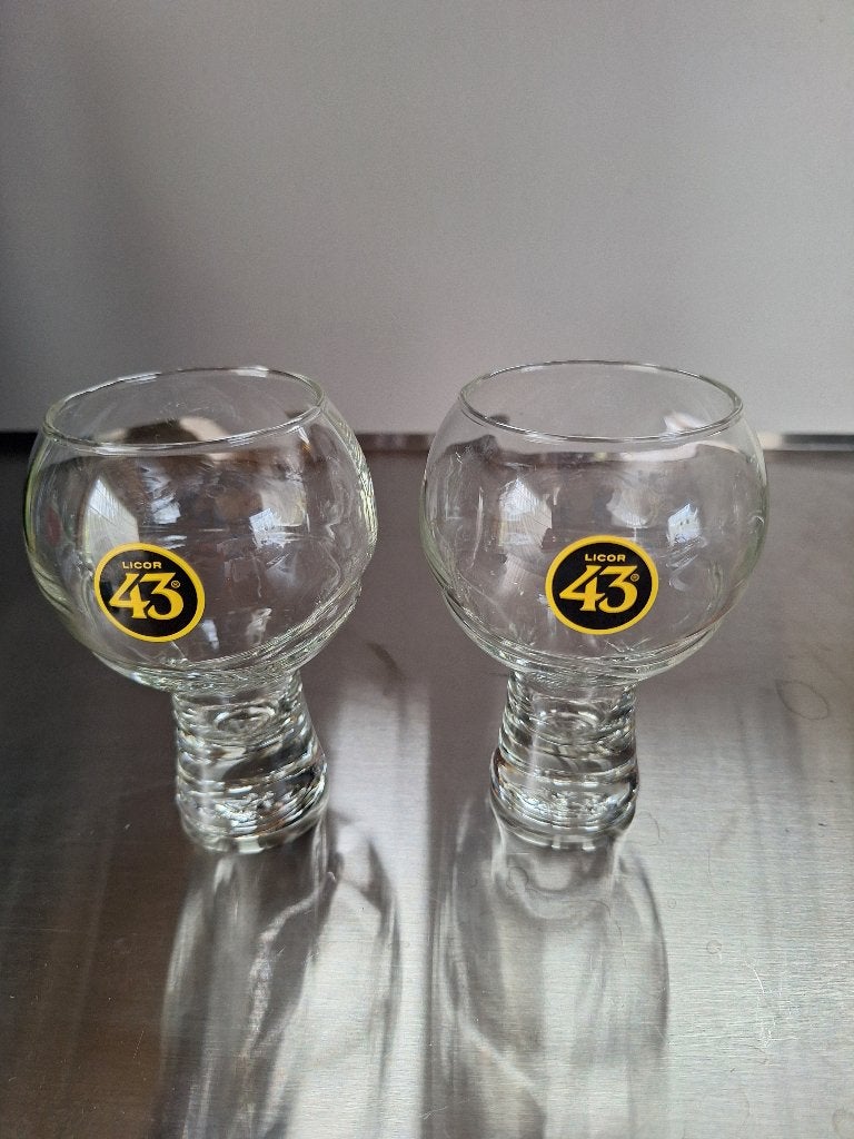 CUARENTA Y TRES LICOR 43 glazen 2 stuks, "WAVE", Ophalen of Verzenden, Zo goed als nieuw, Borrel- of Shotglas