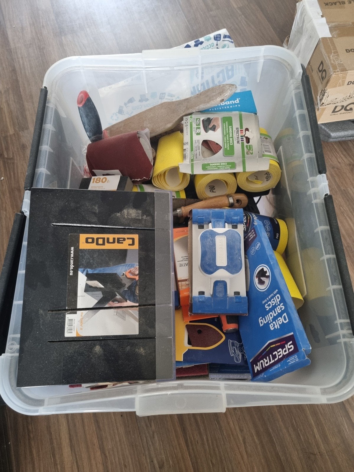Gereedschap en klusbenodigdheden in opbergbox, Ophalen