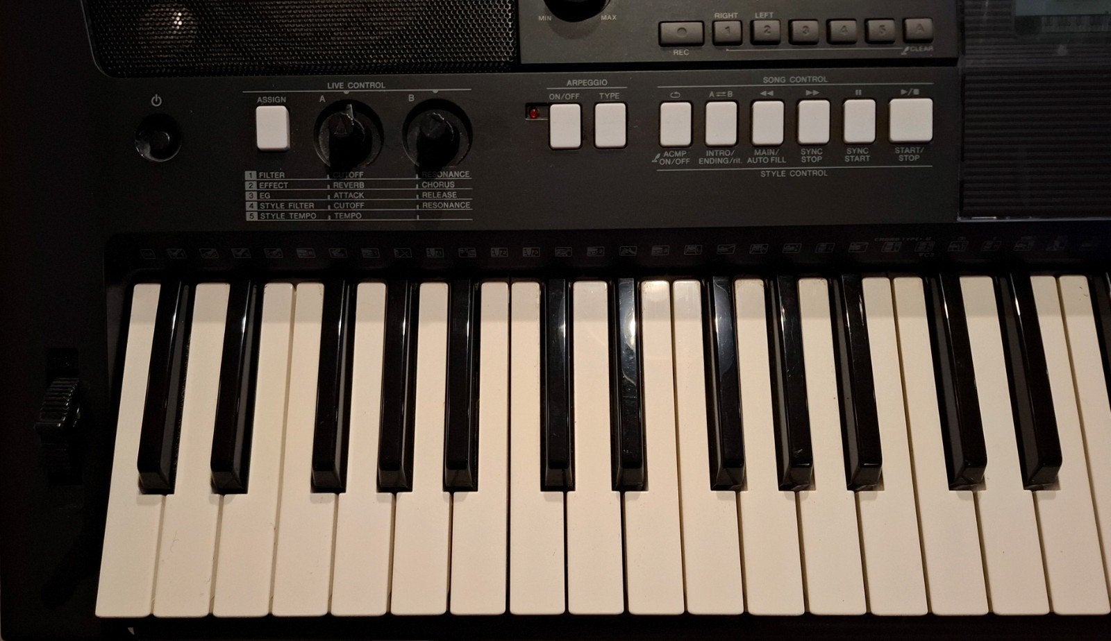 Foto 8 van Yamaha PSR-E423 keyboard met standaard en voeding