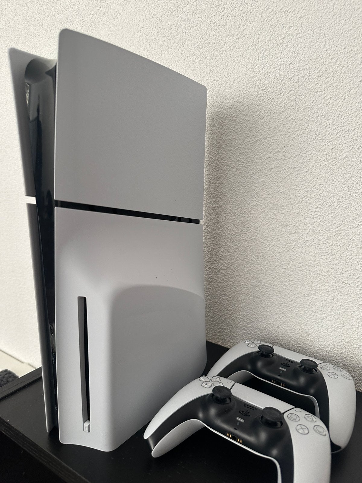 PlayStation 5 Slim Disc Edition + 2 Controllers, Ophalen of Verzenden, Zo goed als nieuw