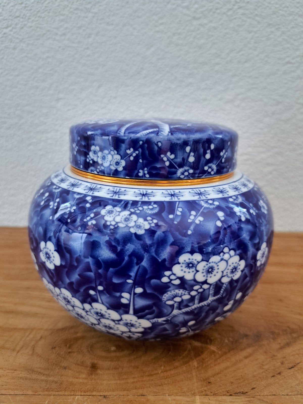Chinese theebus met bloeiende kersenbloesem decoratie, Blauw, Ophalen of Verzenden, Steen/keramiek, Oosters