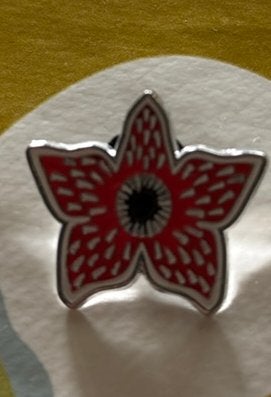 Stranger things broche/pin van Netflix, Overige materialen, Overige kleuren, Minder dan 4 cm, Nieuw