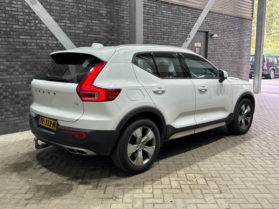 Volvo XC40 2.0 T4 Momentum | Harman/Kardon | Panoramadak | 3, Auto's, 15 km/l, Euro 6, 1969 cc, Wit