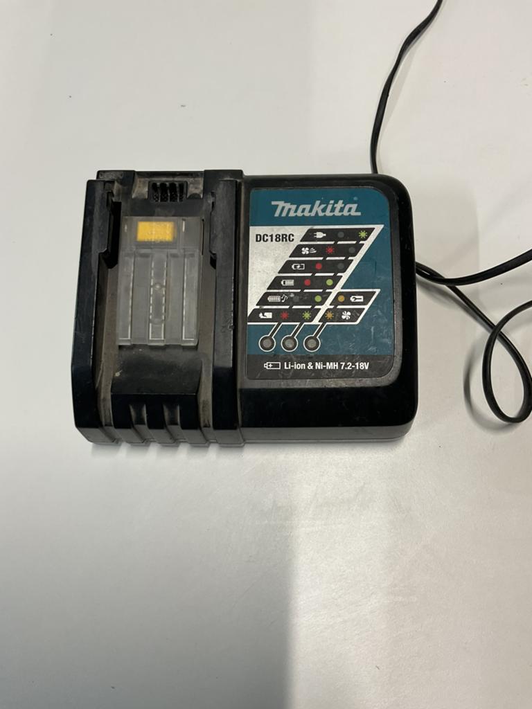 Acculader van Makita werkt perfect, Ophalen, Zo goed als nieuw