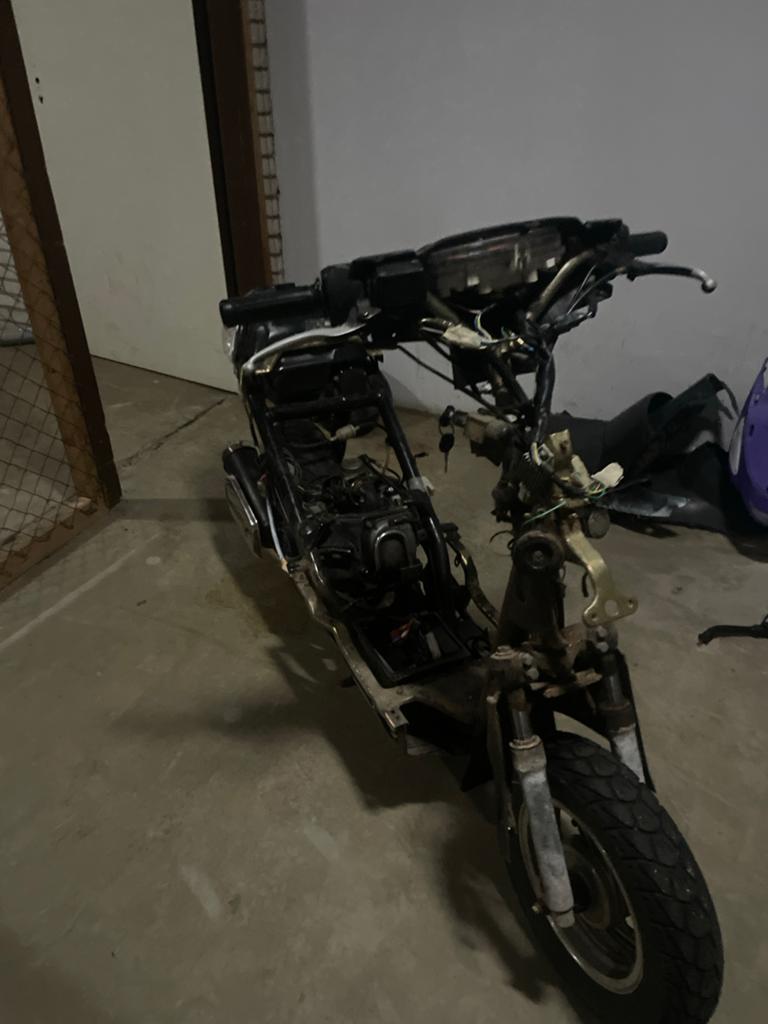 Peugeot scooter voor onderdelen of project - Loopt niet, Fietsen en Brommers, Brommers | Peugeot, Ophalen, Gebruikt, Overige modellen