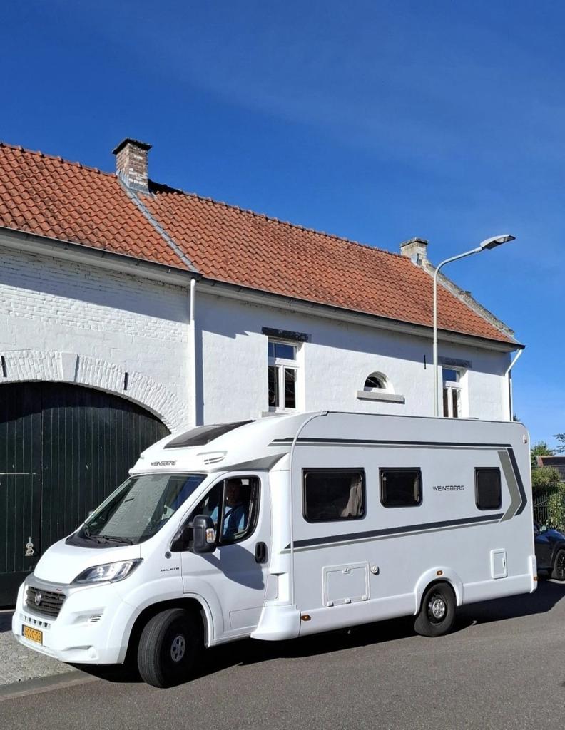 Weinsberg CaraSuite 650 MF. Vastbed & Hefbed. Fiat 160 pk., Koelkast, Ringverwarming, Startonderbreker, Fiat